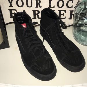 Men’s Van’s hi-top skater shoes